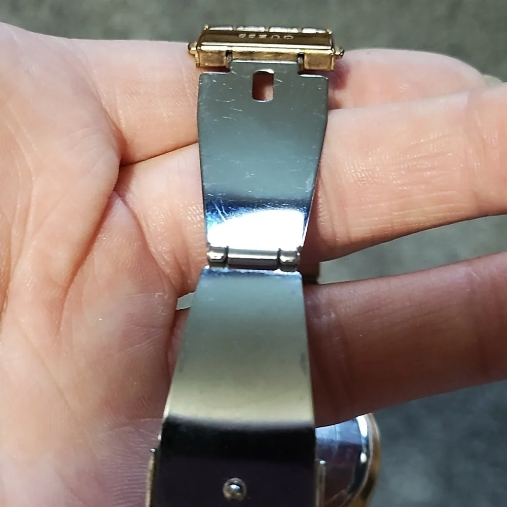 GUESS WOMEN'S GOLD-TONE GENUINE CRYSTAL QUARTZ SIZES 6 - 6.75